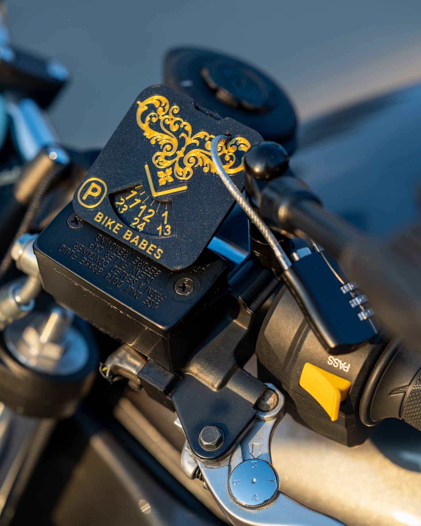 Bike Babes officiella P-skiva med kombinationslås för motorcykel