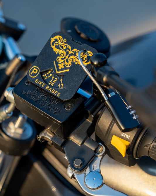 Bike Babes officiella P-skiva med kombinationslås för motorcykel