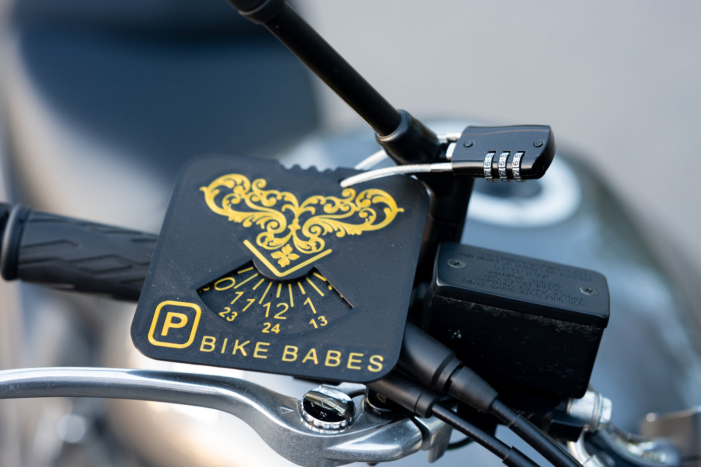 Bike Babes officiella P-skiva med kombinationslås för motorcykel