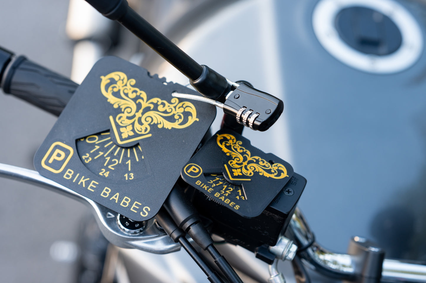 Bike Babes officiella P-skiva med kombinationslås för motorcykel